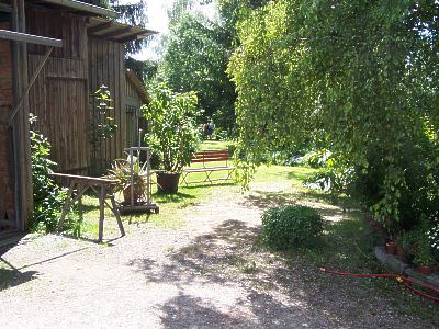 Der idyllische Klostergarten mit &uuml;ber 200 Heilkr&auml;utern, der von den M&ouml;nchen in m&uuml;hevoller Kleinarbeit angelegt und gepflegt wurde